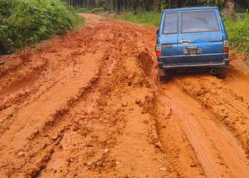 Pengendara Bermotor dan Warga Keluhkan Kondisi Jalan Rusak Parah di Wilayah Kecamatan Tabir Timur Merangin