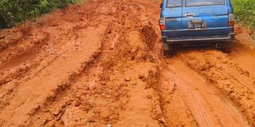 Pengendara Bermotor dan Warga Keluhkan Kondisi Jalan Rusak Parah di Wilayah Kecamatan Tabir Timur Merangin