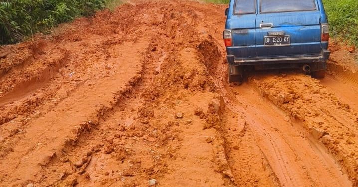 Pengendara Bermotor dan Warga Keluhkan Kondisi Jalan Rusak Parah di Wilayah Kecamatan Tabir Timur Merangin