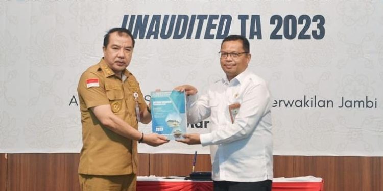 Pj Bupati Merangin Serahkan LKPD Unaudited 2023 ke BPK