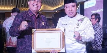Pj Bupati Merangin didampingi Kadis Kesehatan Terima Sertifikat Bebas Frambusia Dari Menteri Kesehatan RI
