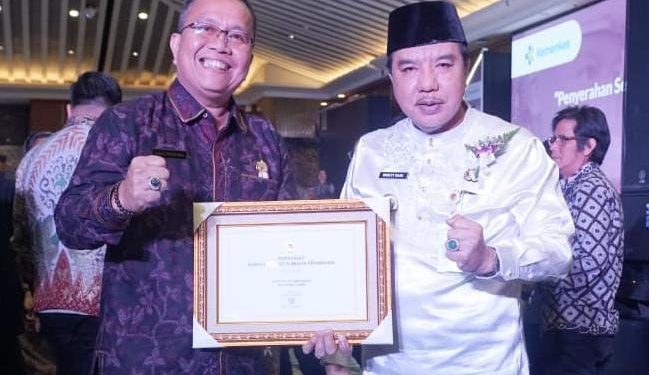 Pj Bupati Merangin didampingi Kadis Kesehatan Terima Sertifikat Bebas Frambusia Dari Menteri Kesehatan RI