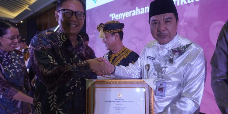 Serahkan Penghargaan Ke Bupati dan Walikota di Peringatan NTDs Day 2024, Ini 4 Pesan Menkes untuk Eliminasi Penyakit Tropis Terabaikan