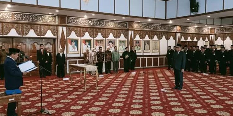 Khairul Suhairi dilantik Gubernur Jambi  menjadi Direktur Utama Bank Jambi 