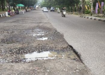Jalan Berlubang di Dalam Kota Bangko Merangin Dikeluhkan Pengendara Bermotor dan Minta Segera Diperbaiki 