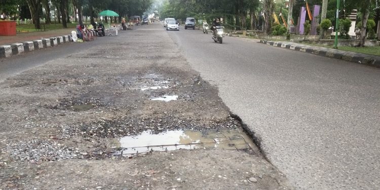 Jalan Berlubang di Dalam Kota Bangko Merangin Dikeluhkan Pengendara Bermotor dan Minta Segera Diperbaiki 