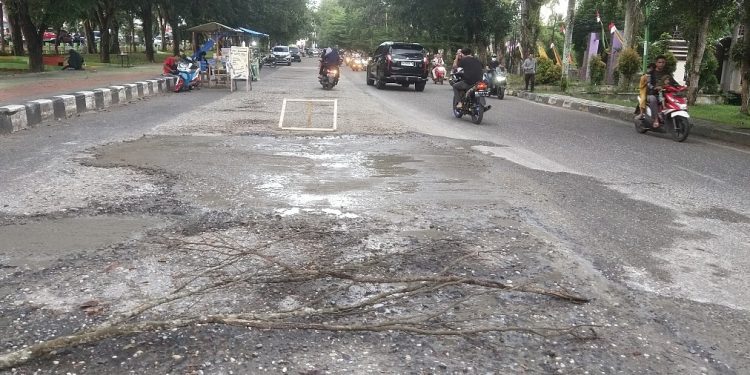 Presiden Jokowi  Akan Ke Merangin, Jalan Berlubang Di Dalam Kota Bangko di Perbaiki dan Pedagang Berharap Harga Sembako Turun