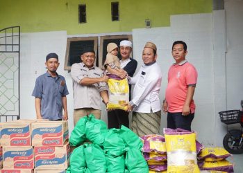 PJ Bupati Bachyuni Beserta Sekda memberikan bantuan Sembako Ke Pesantren Terdampak Banjir