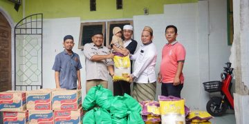 PJ Bupati Bachyuni Beserta Sekda memberikan bantuan Sembako Ke Pesantren Terdampak Banjir