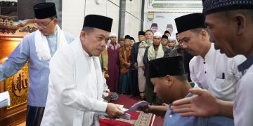 Safari Ramadhan Pertama di Kerinci, Gubernur Al Haris Serahkan Bantuan CSR