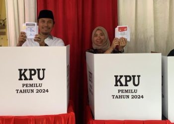 Berjalan kaki, Ketua DPRD Jambi bersama Istri Nyoblos di TPS 13 Kenali Besar