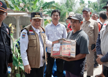 Serahkan Bantuan Korban Banjir Mandiangin, Al Haris Ingatkan Warga Tetap Waspada