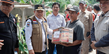 Serahkan Bantuan Korban Banjir Mandiangin, Al Haris Ingatkan Warga Tetap Waspada