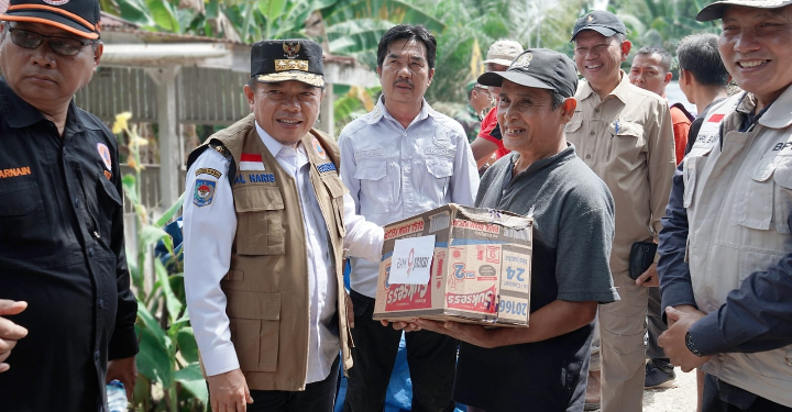 Serahkan Bantuan Korban Banjir Mandiangin, Al Haris Ingatkan Warga Tetap Waspada