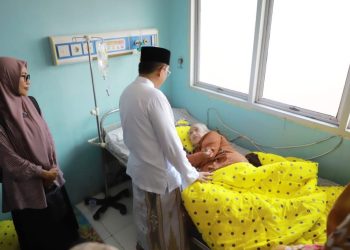 Bupati Tanjab Barat Jenguk Pengawas Pemilu yang Sakit