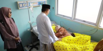 Bupati Tanjab Barat Jenguk Pengawas Pemilu yang Sakit
