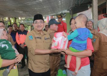 Bupati Anwar Sadat Kunjungi Korban Banjir di Betara, Berikan Bantuan dan Santunan