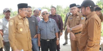 Bupati Tanjab Barat Anwar Sadat Tinjau TPU Desa Sialang