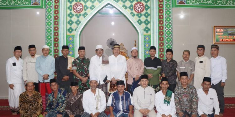 Bupati Tanjab Barat Tutup Safari Ramadhan di Desa Pinang Gading, Kecamatan Merlung