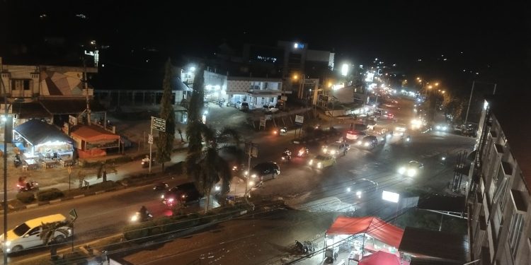 Kendaraan Mulai Ramai lewat Jalan Lintas Sumatera Kabupaten Merangin di Malam Hari  H-2 Lebaran 