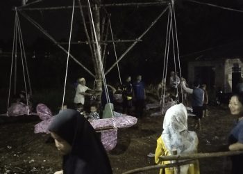 Anak-Anak Bersemangat Naik Buaian Putar di Desa Sungai Ulak Merangin 
