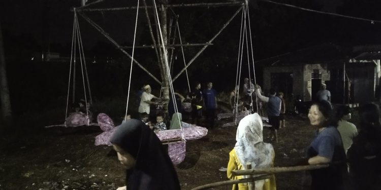 Anak-Anak Bersemangat Naik Buaian Putar di Desa Sungai Ulak Merangin 