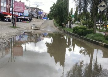 Air Kembali Rendam Jalan Tiga Jalur di Depan Pertokoan Kabupaten Merangin, Dikeluhkan Pengendara Bermotor 