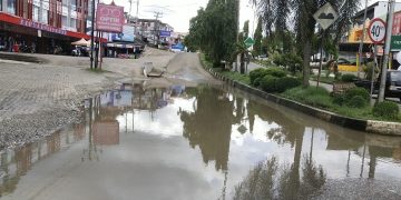Air Kembali Rendam Jalan Tiga Jalur di Depan Pertokoan Kabupaten Merangin, Dikeluhkan Pengendara Bermotor 