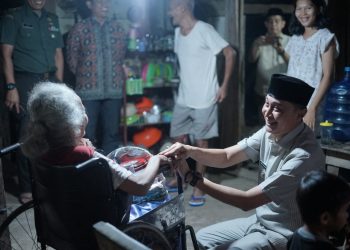 PJ Bupati Muaro Jambi Bachyuni Jenguk Warga yang Sakit di Desa Trimulya Jaya