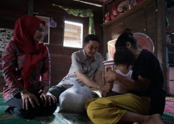 PJ Bupati Muaro Jambi Bersama Ketua TP PKK Menyerahkan Bantuan Korban Bencana Alam