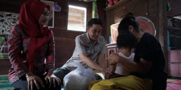 PJ Bupati Muaro Jambi Bersama Ketua TP PKK Menyerahkan Bantuan Korban Bencana Alam