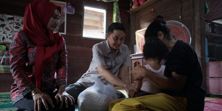 PJ Bupati Muaro Jambi Bersama Ketua TP PKK Menyerahkan Bantuan Korban Bencana Alam