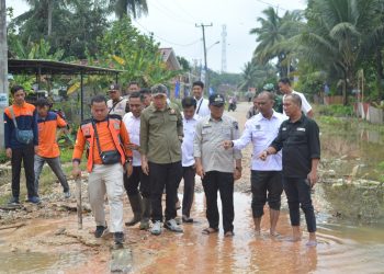 PJ Bupati di Wakilkan Asisten Kesra Drs, Sukisno, MM Meninjau Lokasi Banjir di Desa Kedotan