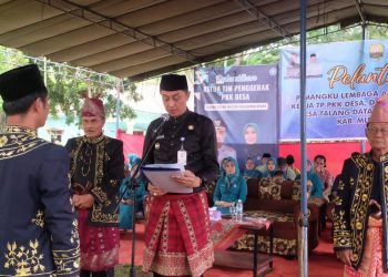 Pj Bupati Bachyuni Kukuhkan Pengurus Lembaga Adat Melayu Jambi di Desa Talang Datar