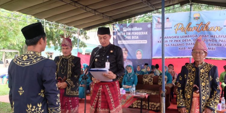 Pj Bupati Bachyuni Kukuhkan Pengurus Lembaga Adat Melayu Jambi di Desa Talang Datar
