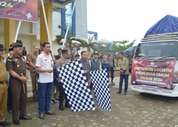 PJ Bupati Muaro Jambi Bersama Sekda Melepas Logistik Pemilu 2024