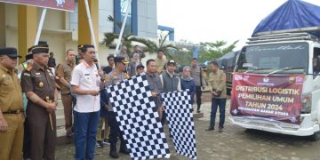 PJ Bupati Muaro Jambi Bersama Sekda Melepas Logistik Pemilu 2024