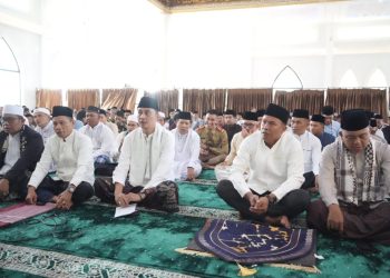 Pj Bupati Bachyuni Deliansyah Melaksanakan Sholat EID di Masjid Al Abror