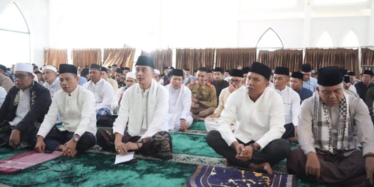 Pj Bupati Bachyuni Deliansyah Melaksanakan Sholat EID di Masjid Al Abror