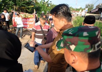 PJ Bupati Muaro Jambi Tinjau Pembangunan Jembatan Penghubung Desa Kasang dan Desa Pudak