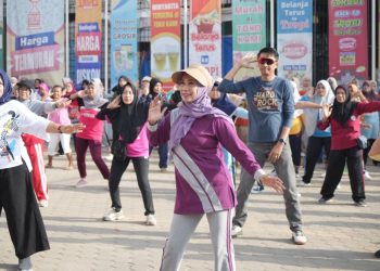 Pj Bupati Muaro Jambi Senam Bersama Warga Kumpeh Ulu