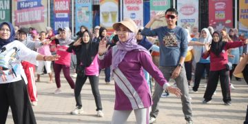 Pj Bupati Muaro Jambi Senam Bersama Warga Kumpeh Ulu