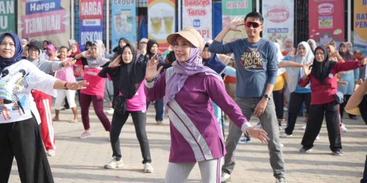 Pj Bupati Muaro Jambi Senam Bersama Warga Kumpeh Ulu