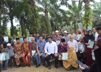 PJ Bupati Muaro Jambi Serahkan 289 Bidang Sertifikat Gratis Program Reformasi Agraria Kepada Masyarakat