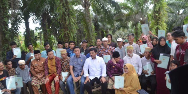PJ Bupati Muaro Jambi Serahkan 289 Bidang Sertifikat Gratis Program Reformasi Agraria Kepada Masyarakat