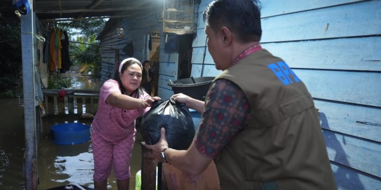 PJ Bupati Bachyuni Beserta Ketua TP PKK Tinjau Korban Banjir di Desa Pematang Jering