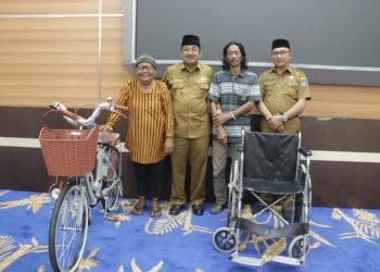 Bupati Anwar Sadat Berikan Sepeda Baru dan Kursi Roda untuk Pedagang Kecil dan Penyandang Disabilitas