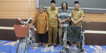 Bupati Anwar Sadat Berikan Sepeda Baru dan Kursi Roda untuk Pedagang Kecil dan Penyandang Disabilitas