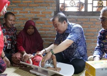 Pj Bupati Merangin didampingi Kadis PPKB  Serahkan Santunan  Balita  Stunting di Kecamatan Tabir