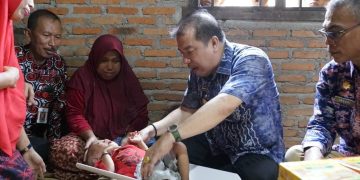 Pj Bupati Merangin didampingi Kadis PPKB  Serahkan Santunan  Balita  Stunting di Kecamatan Tabir